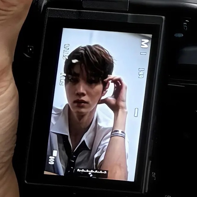 郑成灿是不是忘记 P 相机里的照片了 