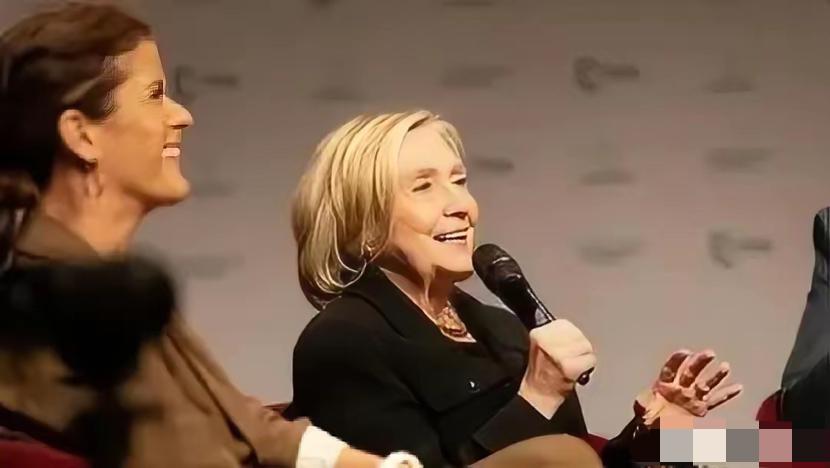 78岁的希拉里往慕尼黑讲台上一坐，全场安静三秒，她没讲外交辞令，第一句就炸了：特