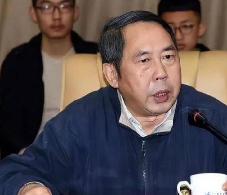 “中国现在向美国投降还来得及！再晚就要‘跪着’了，”7 年前，中国专家马臣公开宣