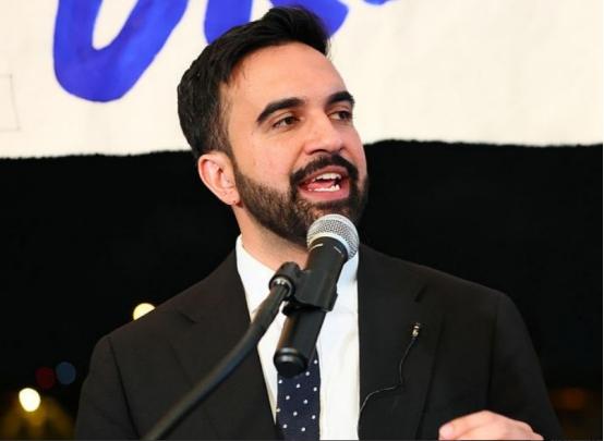 纽约新当选的市长马姆达尼和副总统万斯一样，在演讲上极具感染力，他在胜选演讲中是金