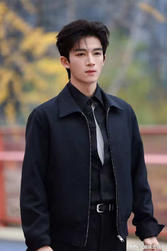 王星越走哪儿都带着保温杯周五晚高疯复古穿搭的正确打开方式，王星越皮衣配保温杯，沉