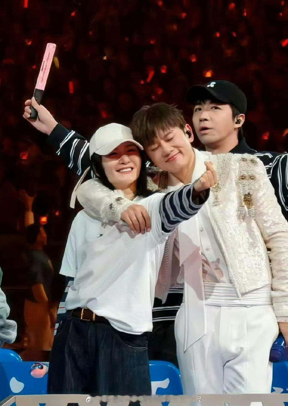 谢娜上张杰鸟巢演唱会小火车杰哥揽着娜娜唱歌的眼神，爱意都快溢出来了！ 
