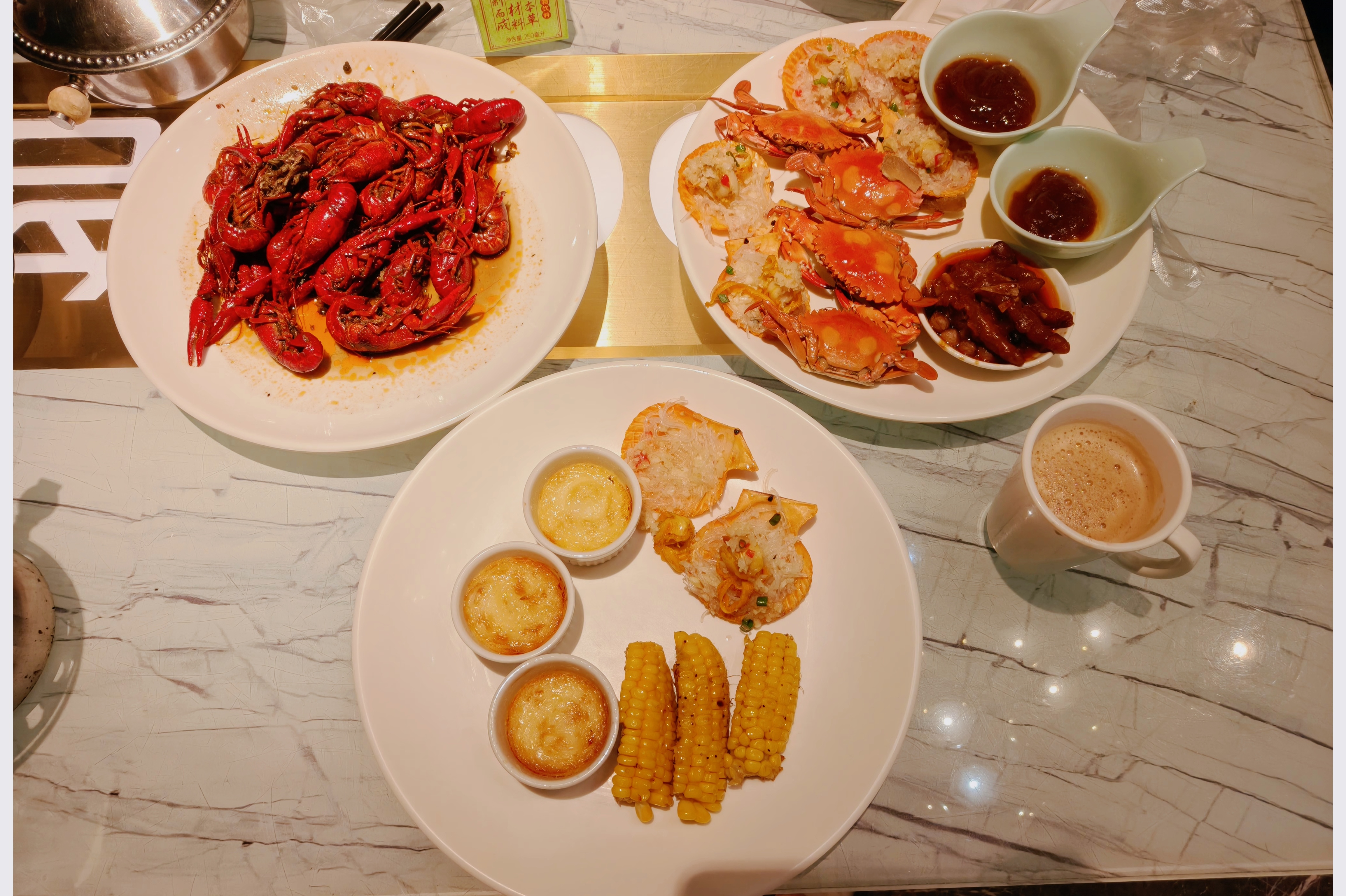 跟我妹去有自助餐的ktv，我妹咔咔狂唱，我咔咔狂吃，各有各的快乐