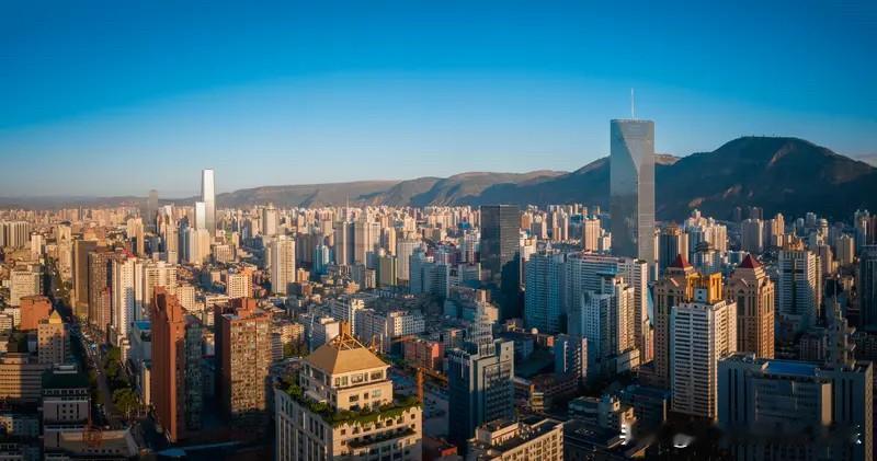 现在兰州楼市虽然是普跌的，但是兰州楼市不同板块房价下跌的时间还是不一样的。
兰州