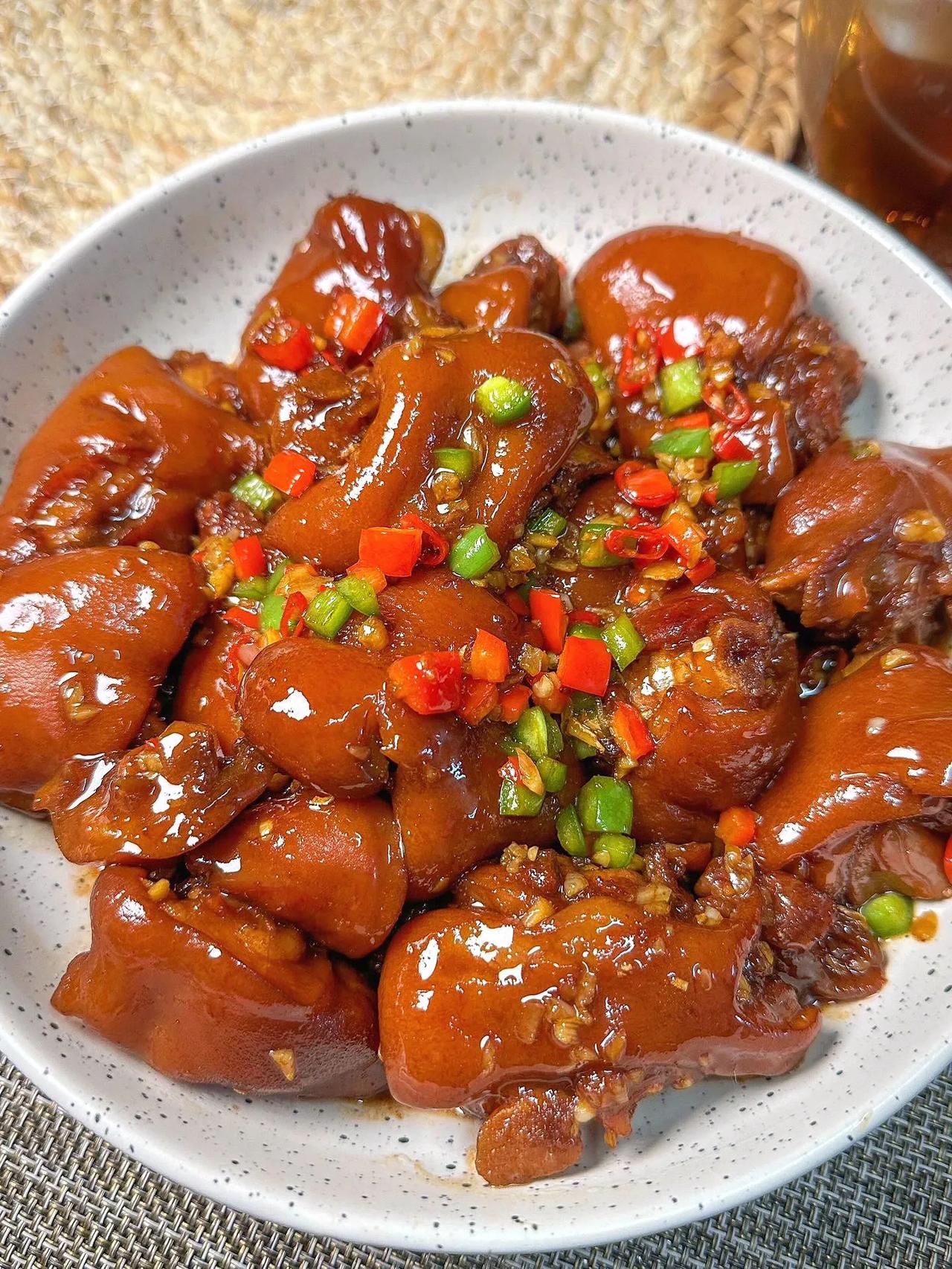 拒绝外卖…自己做饭！香辣卤猪蹄!	
自己做的猪蹄就是香~汤泡米饭是真的嘎嘎香!
