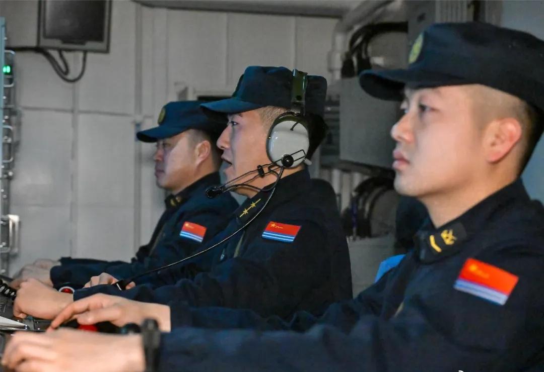 【多舰联动，火力全开！】近日，海军贵阳舰、齐齐哈尔舰组成舰艇编队，直插黄海某海域