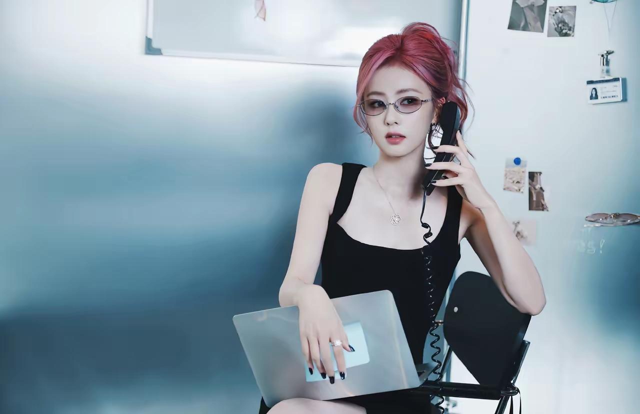 白鹿这粉紫色发型简直绝了！粉紫配色梦幻又甜美，就像从童话世界里走出来的公主。
这