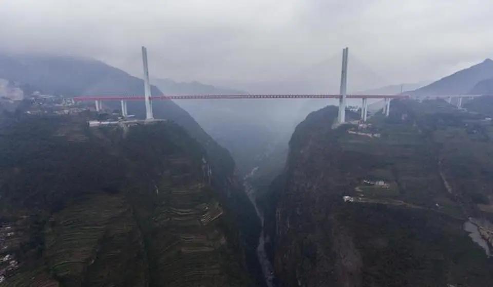 中国三十年髙铁，逢山开路，遇水搭桥。总里程跨居世界之首，八横八纵高铁网行成互通，