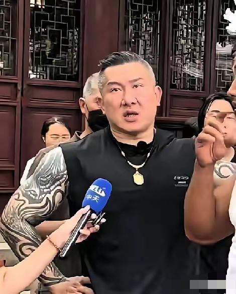 台湾那个“馆长”直接开麦怼国民党

​这次去大陆交流，我就送你们八个字：摆正位置