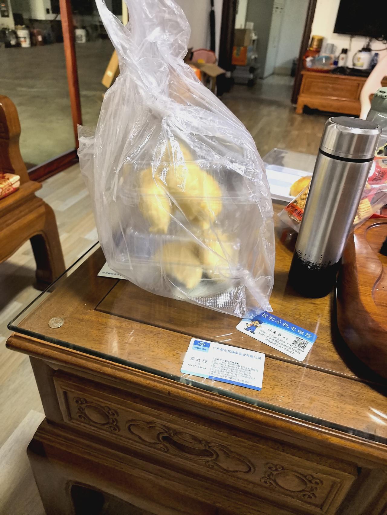 下午和婆婆到菜市场买鸡蛋。
婆婆知道我喜欢吃榴莲，看见卖榴莲的车，我说不要都不行