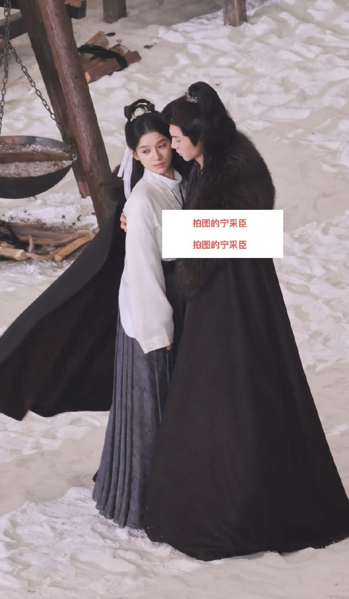 黄薇的两种领口，哪个好一点 