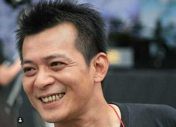  港圈顶流黄日华，舍弃亿万身家，宁折不弯活成真大侠
黄日华堪称港圈难得的真性情顶