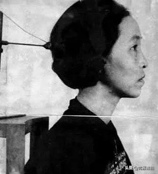 18岁，她亲手将梭镖i刺进红军团长胸膛；23岁，她化身厂花潜伏天津。1953年一