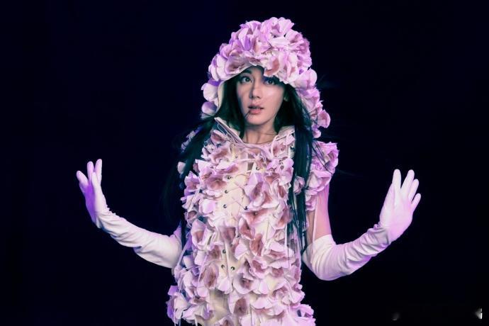 迪丽热巴静态VS动态  迪丽热巴静态VS动态的状态都太美了，黑色蝴蝶粉色花朵两种