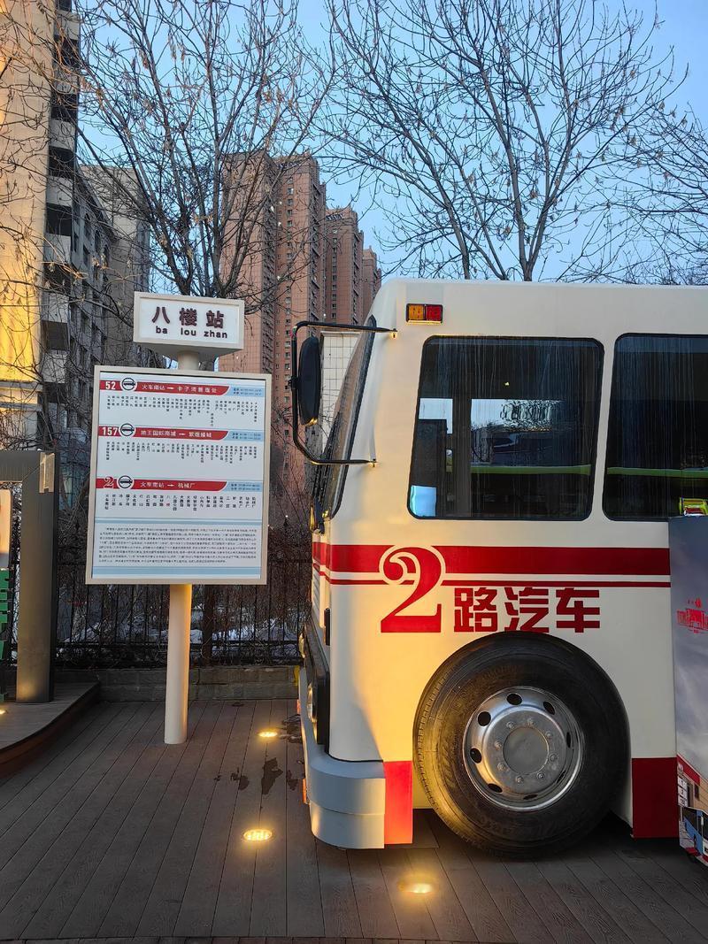 重庆神操作！物业切大巴架两栋楼造穿楼奇观，灵感竟来自刀郎歌词，太会玩了
（个人观