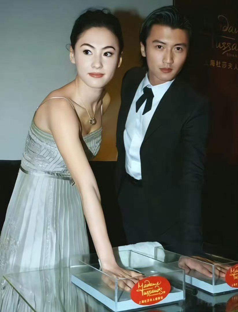 谢霆锋替粉丝祝王菲生日快乐谢霆锋沈阳演唱会看到粉丝手幅后，两次隔空送上生日祝福，