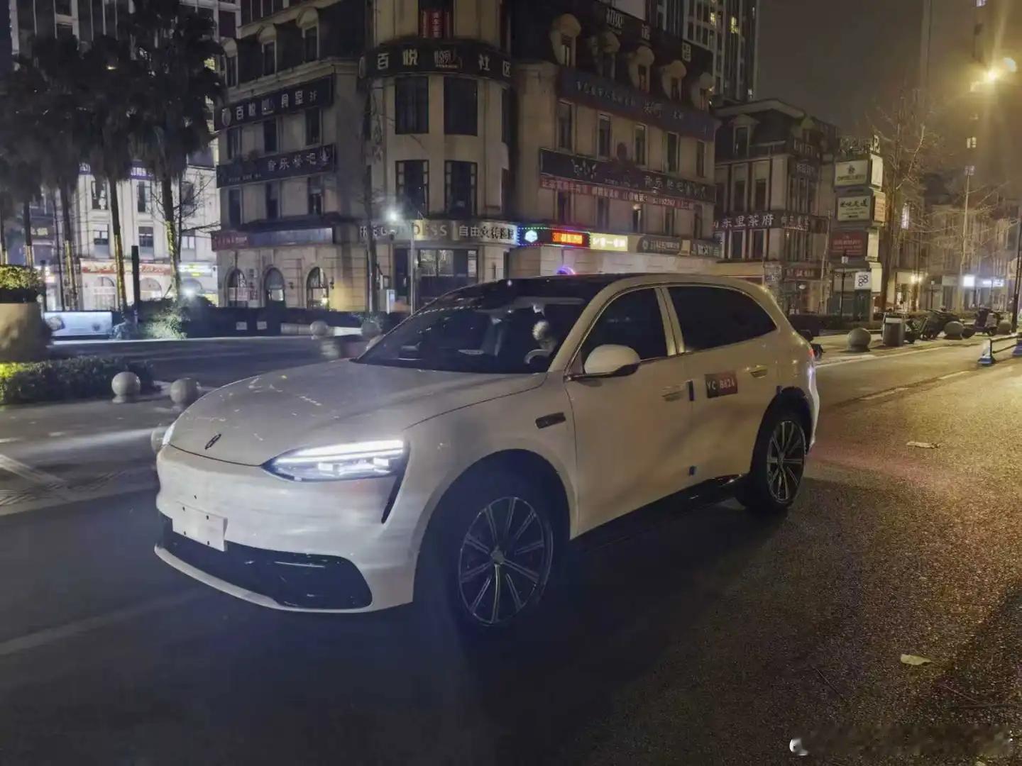 问界 M6 白色实车被网友拍到了问界M6