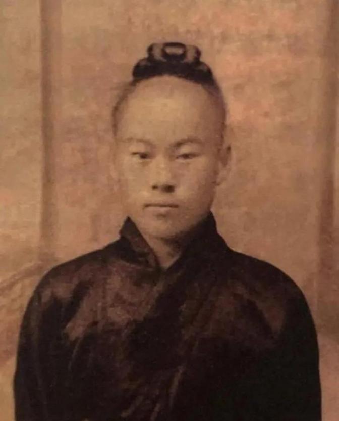 1938年，一群日军闯进威海的的天后宫，将一名道士打得奄奄一息后扬长而去。然而接