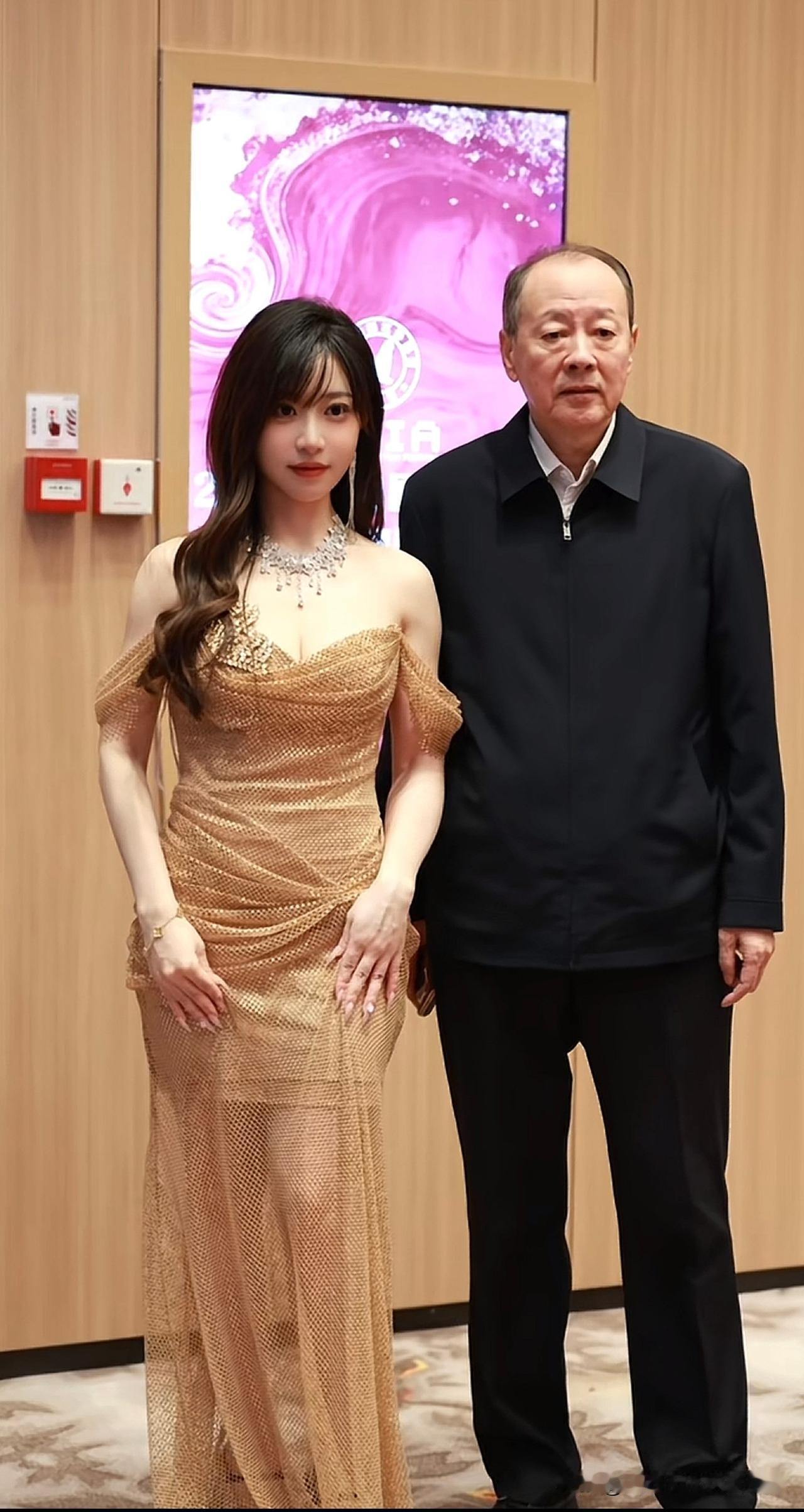 这老头叫什么来着，好像很有名[害羞]