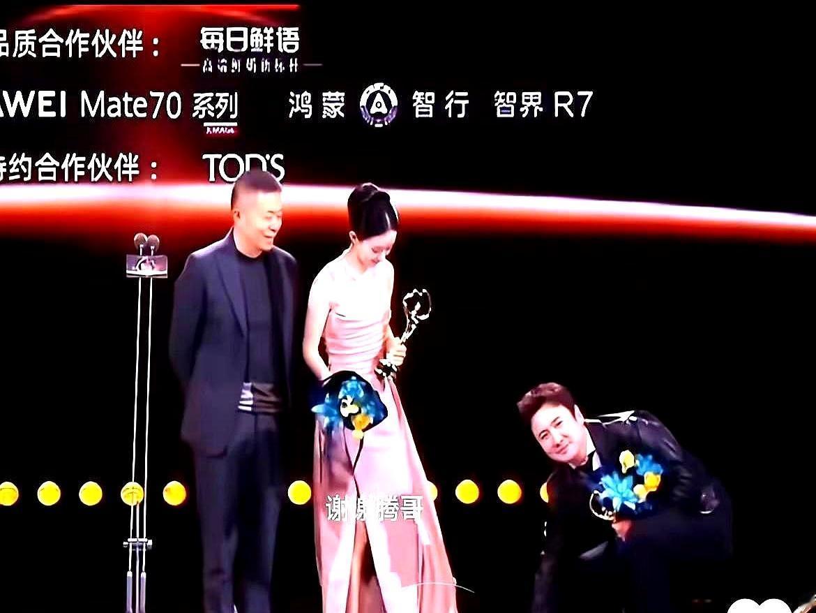 他一脚踢开杨幂的裙子，扭头却对赵丽颖百般殷勤。
 
后台人来人往，他抬腿就是一脚