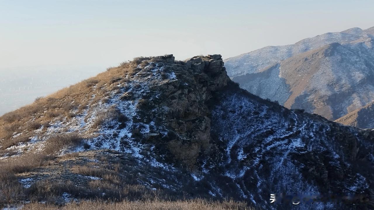 一侧平缓如台，一侧是峭壁断崖