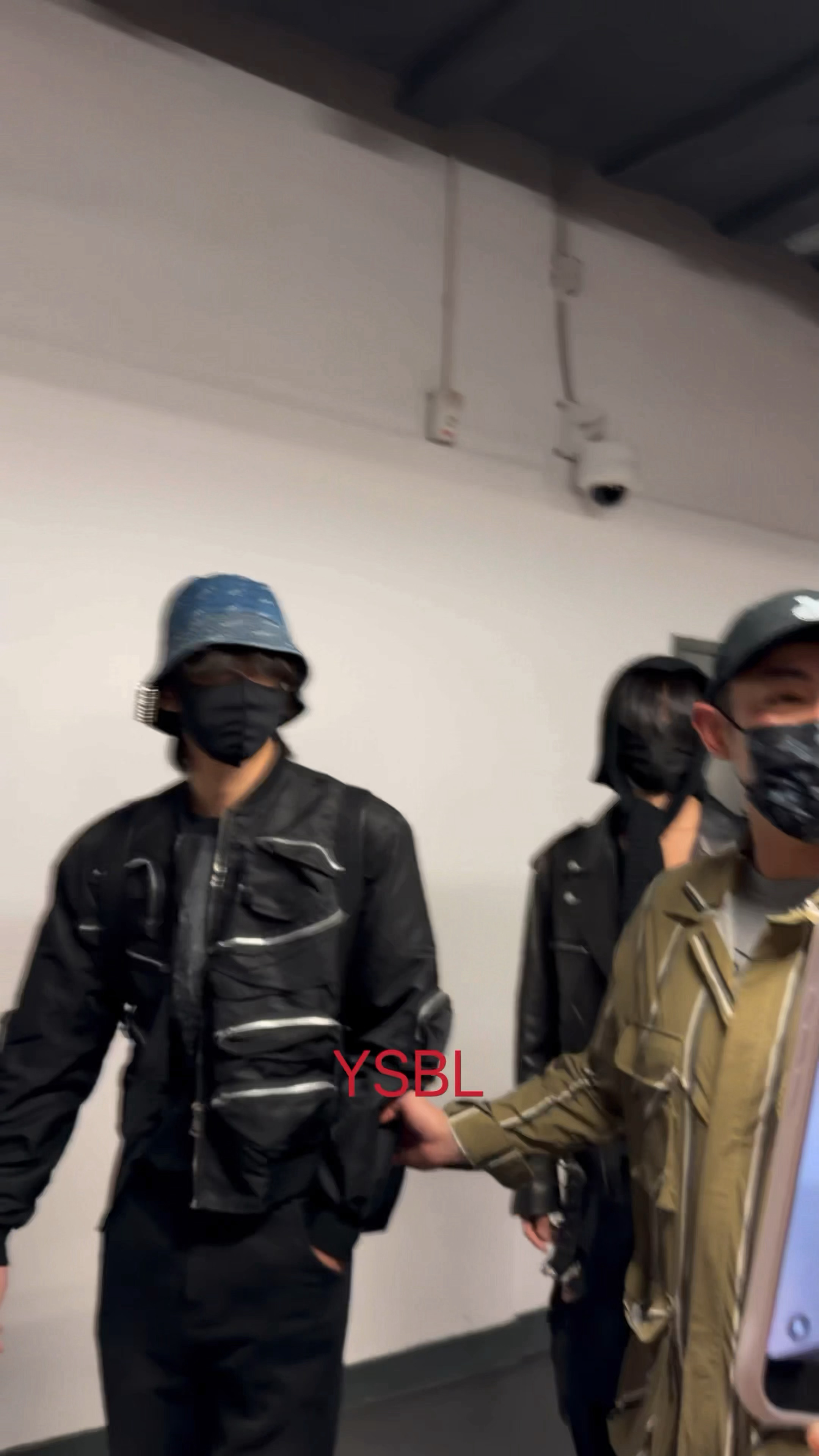 两个人凑不出一只眼睛 