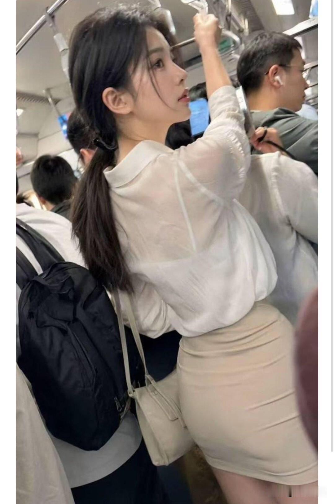 地铁上的美女，人太多了，被挤出汗了！