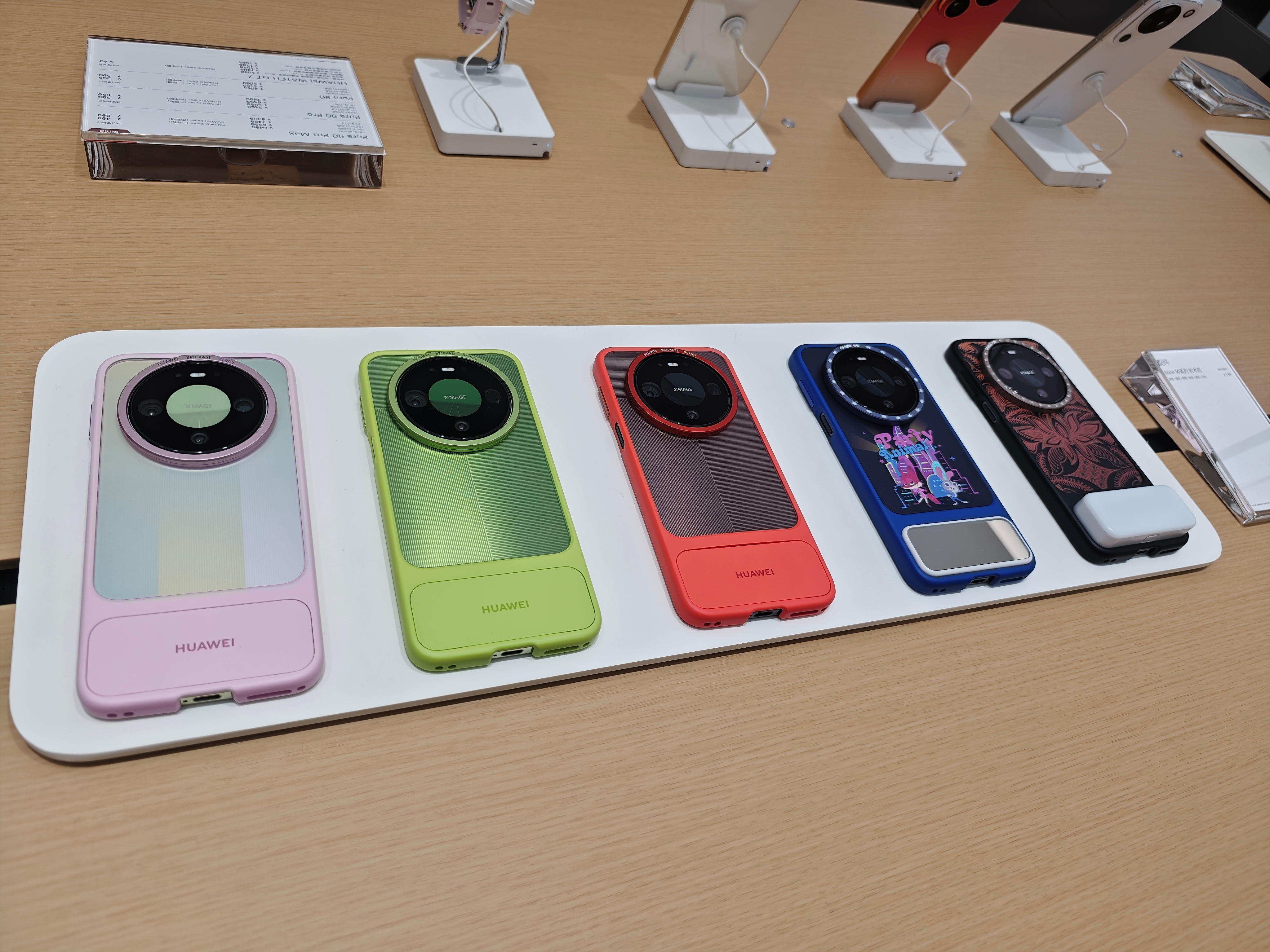 一到机场就爱泡华为门店瞅瞅新机📱，这里摸摸，那里摸摸完全是职业习惯这个晶格粉颜