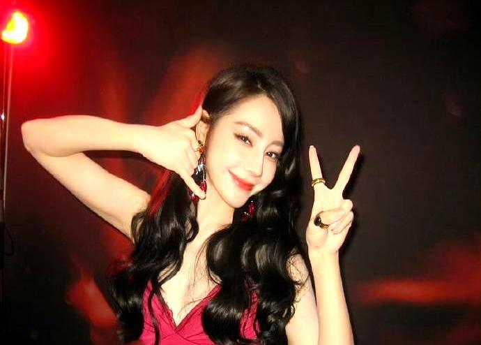 合约到期当天，嘉行传媒的顶流名单彻底归零。
 
最后走的是迪丽热巴。2月26日，