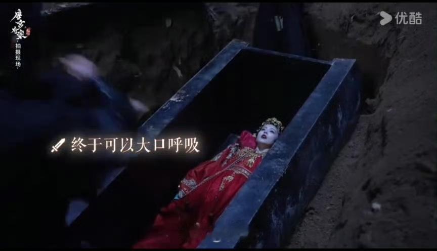 白鹿白鹿红嫁衣赛道 白鹿在唐宫奇案再次穿上了红嫁衣，李佩仪的鬼新娘造型太有中恐内