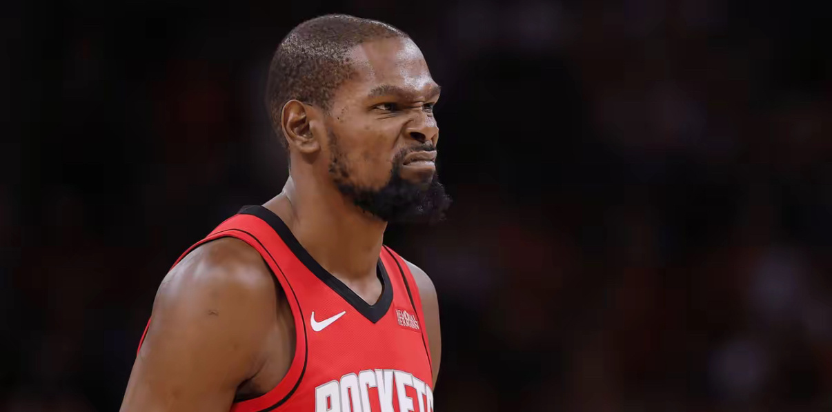 现在来看杜兰特纯就是被火箭忽悠了！交易截止火箭没有进行任何的补强，回过头来看所谓