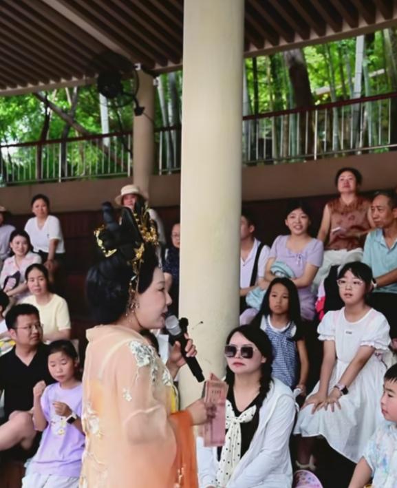 主持人问：什么样的成语包含着男人，女人，老人和小孩？一个小女孩的回答让人不寒而栗