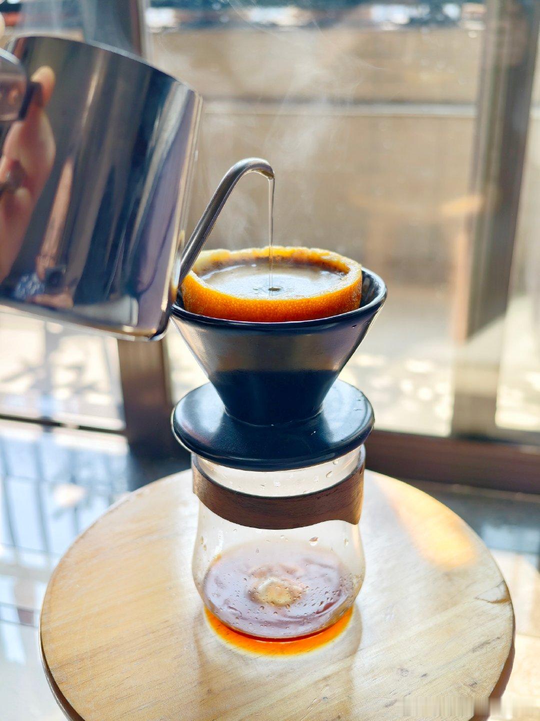 充满阳光的周末，自制橘皮手冲，可惜孔扎小了了，以至于闷蒸时间过长，有一些橘皮的苦