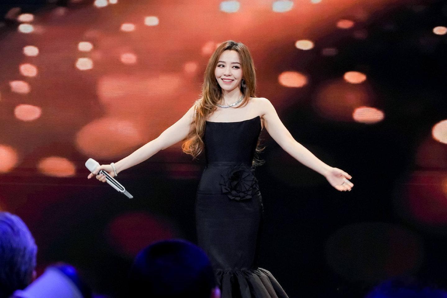 今天张靓颖也来了广州车展，“天籁之音”与“天籁座舱”第一次双向奔赴了。在这么多传