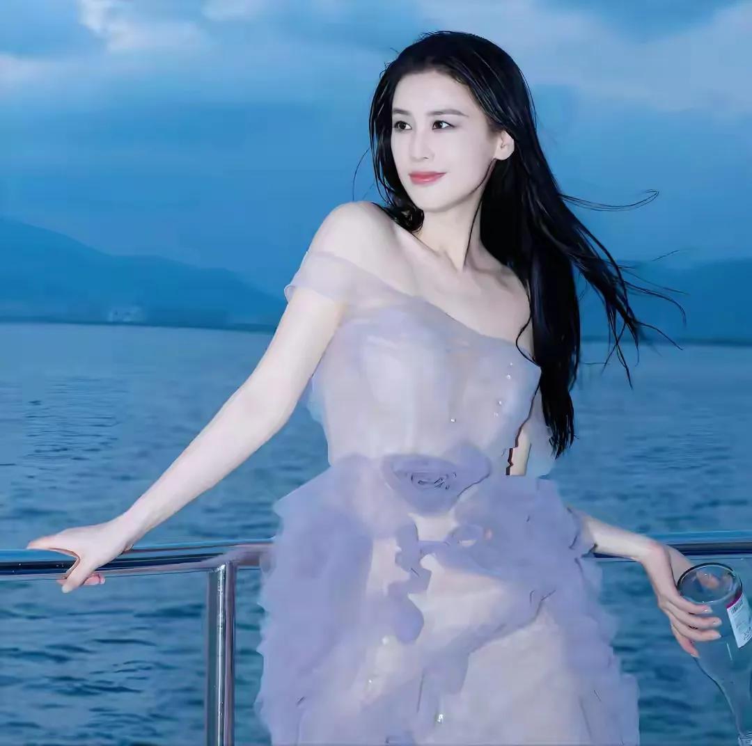 黄圣依在节目里说不赞成婚前同居。她认为两个人结婚是两个家庭的结合，应该慎重对待婚