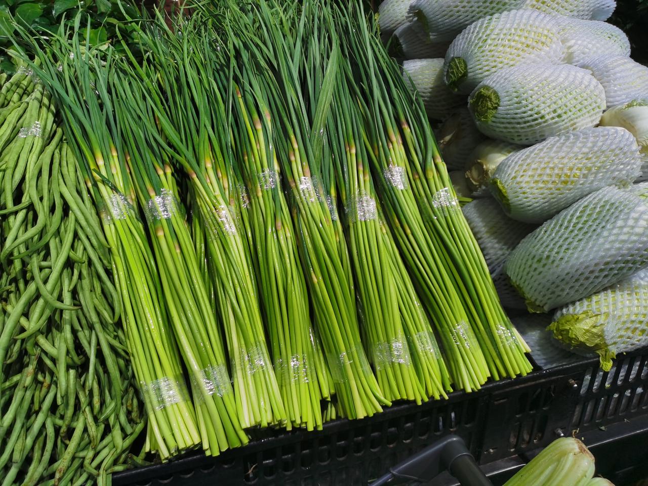 看看郑州今天的蒜苔便宜啦一天一个价
刚去超市里买菜，新鲜蒜苔卖2元4毛一斤，
黄
