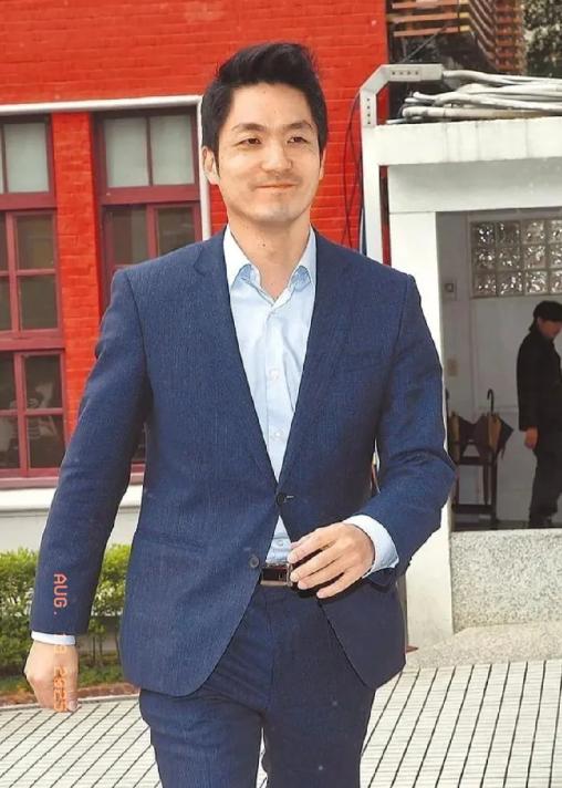 [月亮]蒋万安可以参加“九三阅兵”，他要是参加了，将会成为东方大国正史里的历史人
