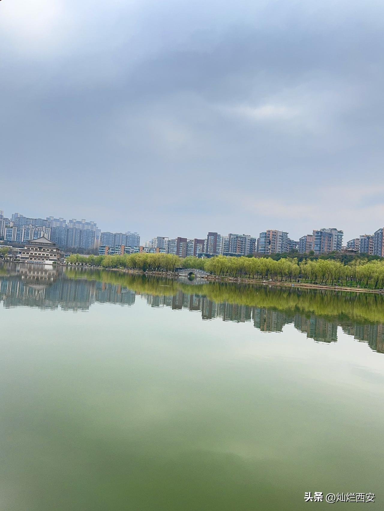 越来越发现：
看不透的是人心，
买不起的是黄金，
握不住的是大奔，
追不上的是岁