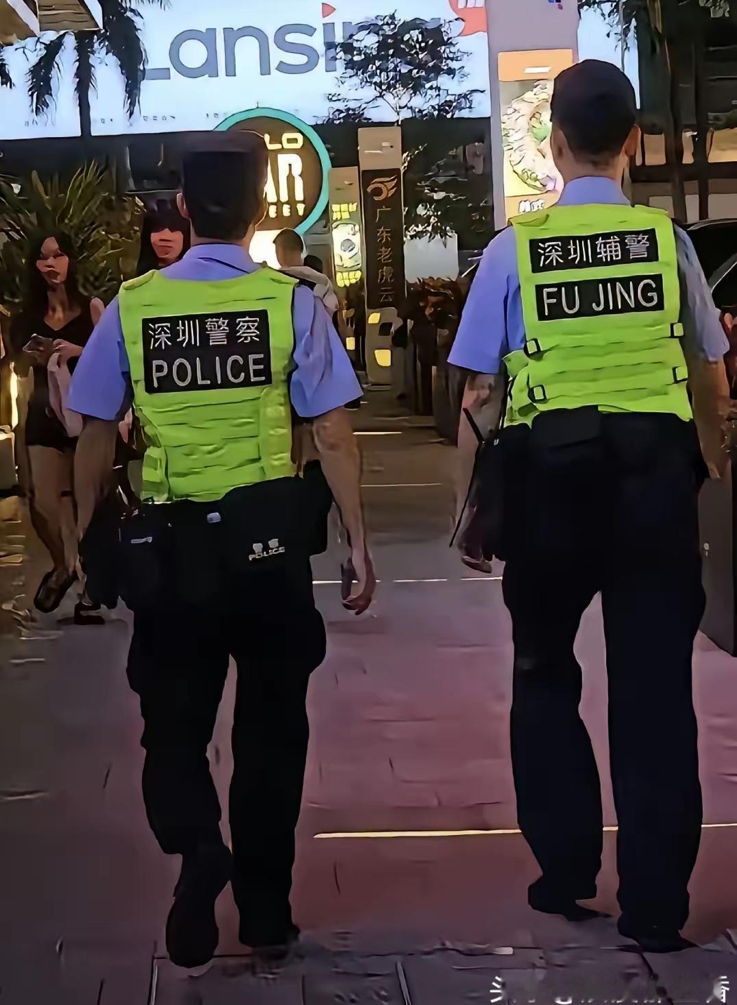深圳街头警察和辅警的背心直接标清身份，连中英文、拼音都安排上，看着简单却藏着大智
