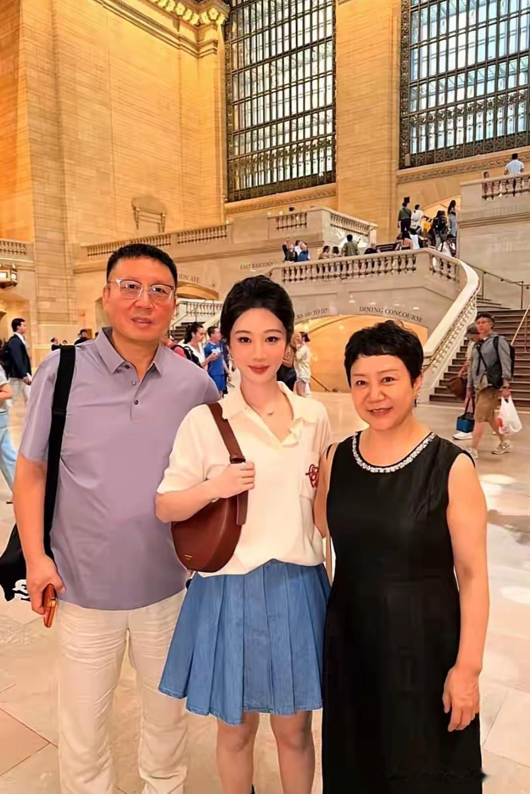 来评判一下，杨紫长得像爸爸还是像妈妈？