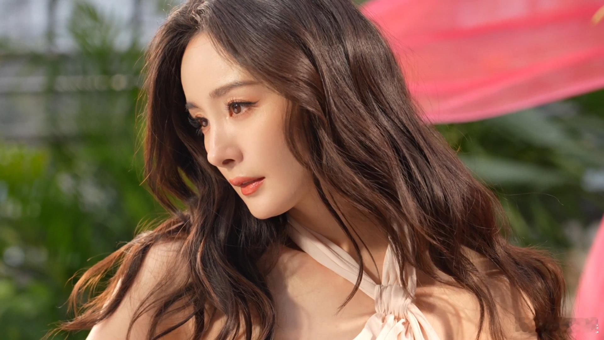 杨幂落入这片粉色梦境里 杨幂粉色挂脖裙杨幂粉色挂脖裙好美 ​​​