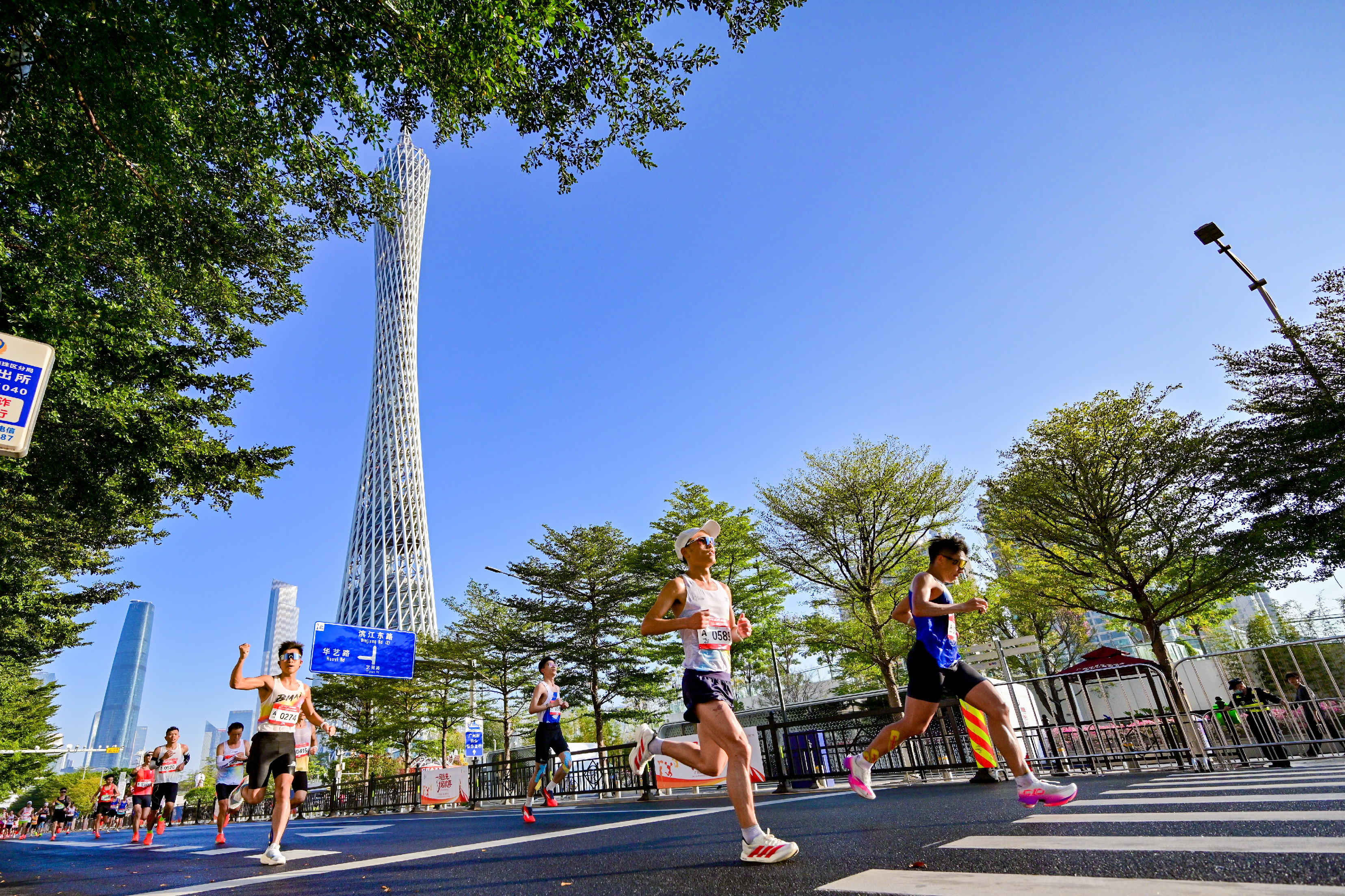 今天收看广马直播的时候，目光总会被领航车带走。冬至的广州，氛围更显温暖，领航车以