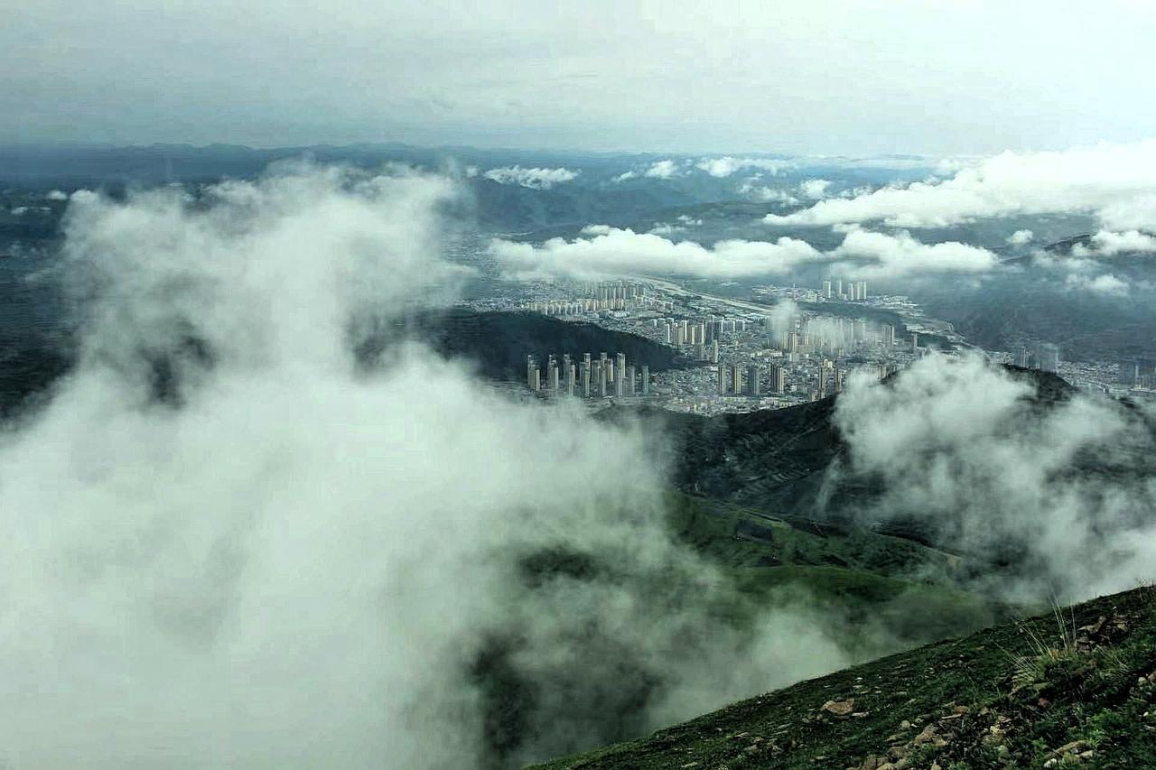 云海打卡实拍从东山顶上拍的岷县县城，云雾缭绕，堪称人间仙境！