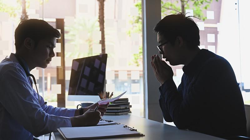 到底什么是真正的智慧？有位务农的老乡去医院做检查，结果查出了癌症。他拿到诊断结果