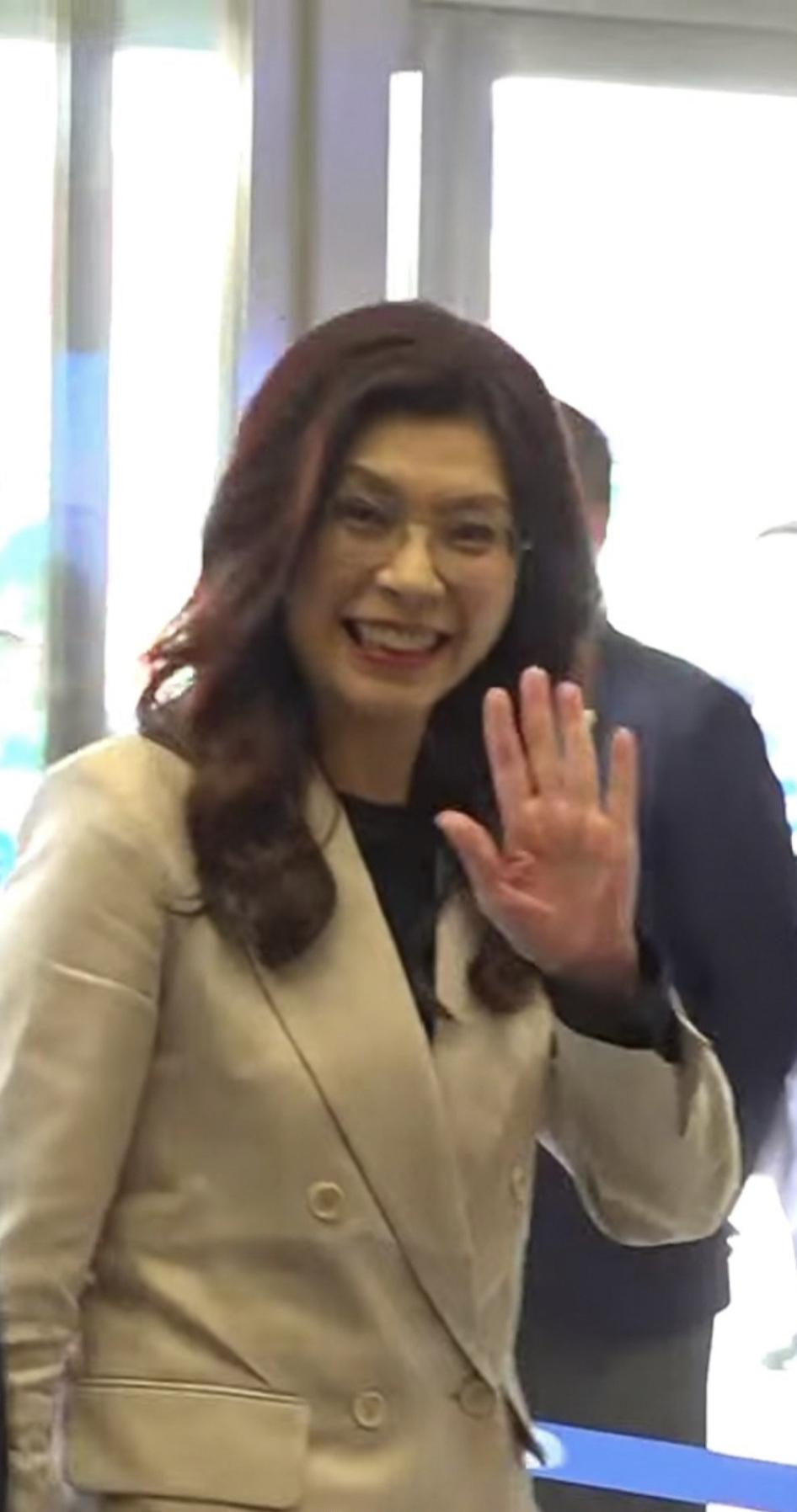 郑丽文到访大陆后，似乎心情不错，频频跟路人挥手打招呼，希望她在感受到大陆的善意后