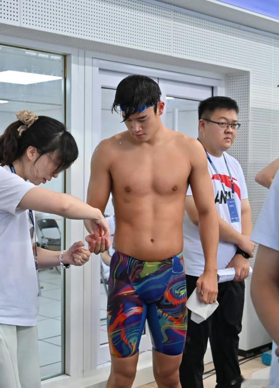 潘展乐外训归来现身青岛参加比赛 400自、50蝶、50自、200仰、200自、1