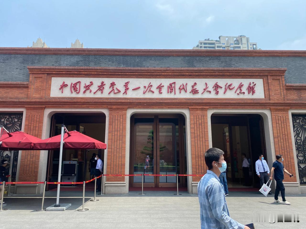 《中共一大纪念馆》
我浑浑噩噩走过二十年，
做过天上仙，
受过万人谴，
以为甘甜