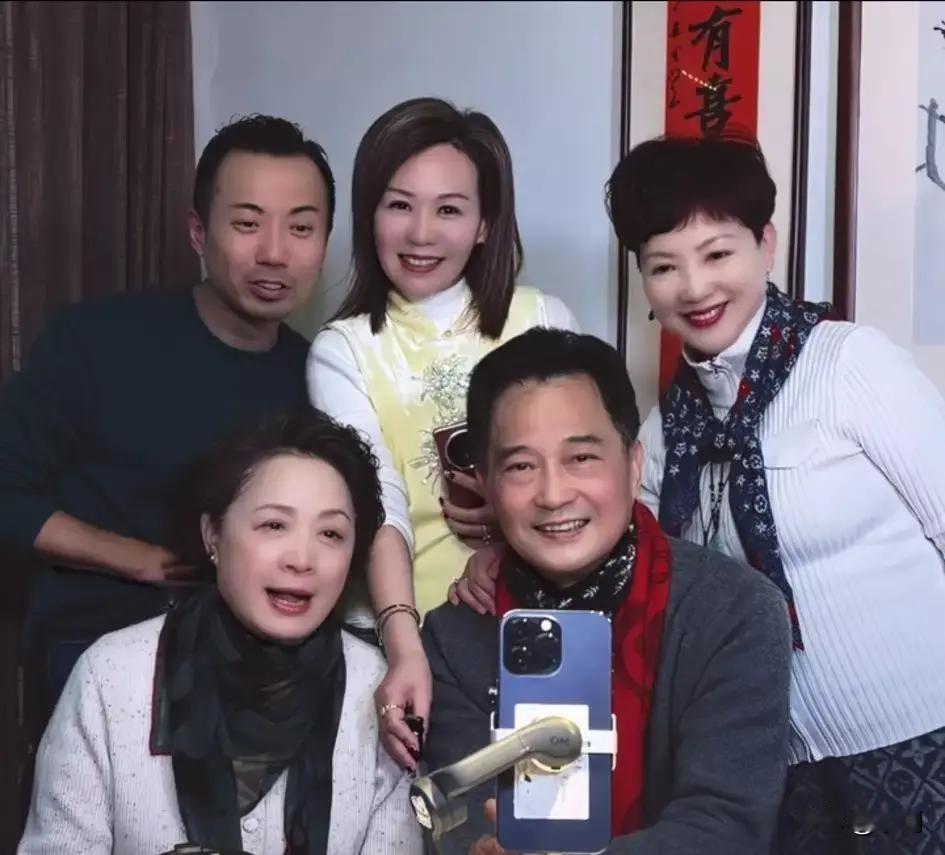 《杨乃武与小白菜》里演杨乃武的是孙启新。

小时候看就觉得他长得正气，跟小白菜对