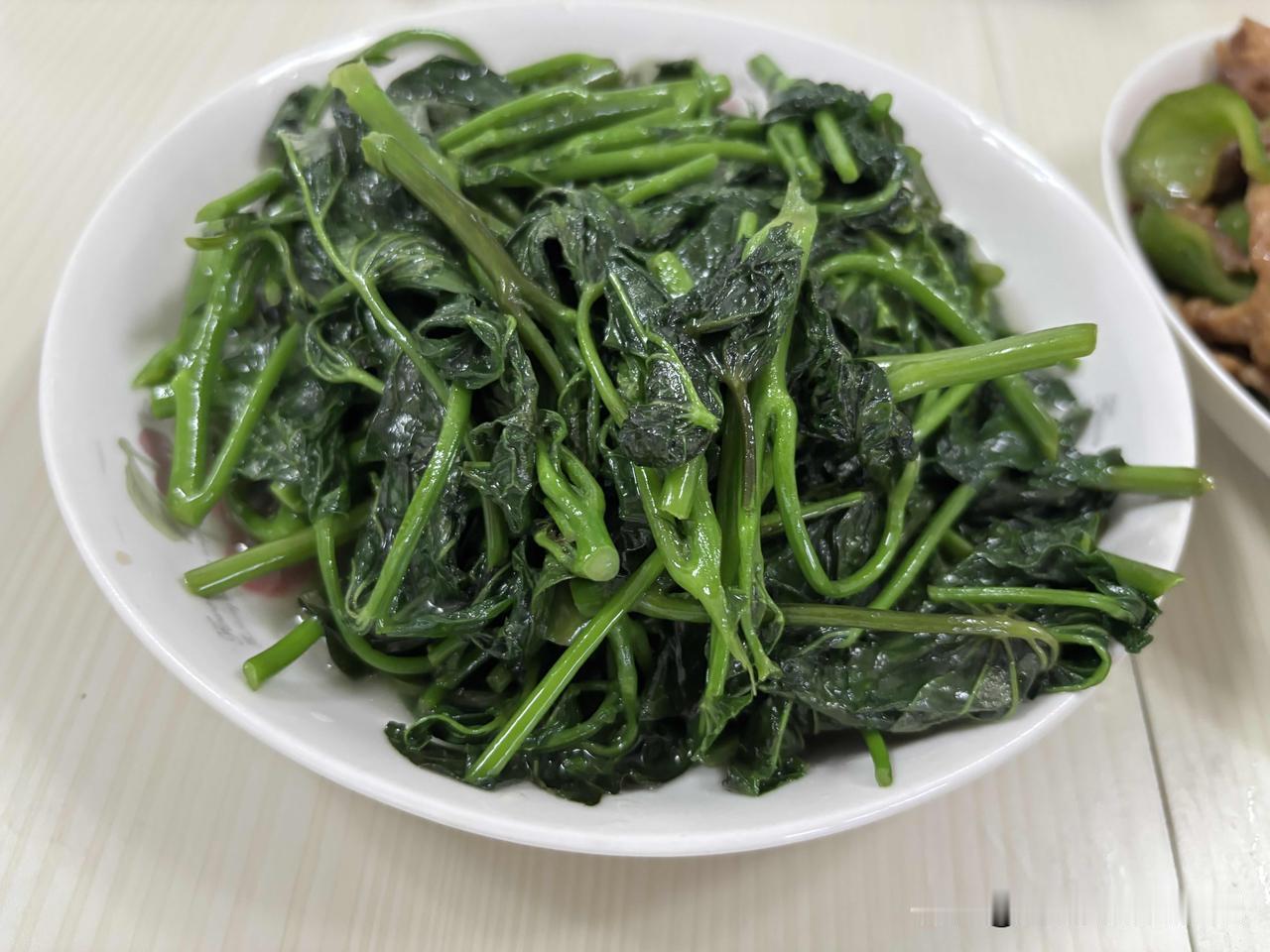 @优质图文创作激励刚才，我老公又一个人坐在后院里发呆，看着真可怜。

最近，他经