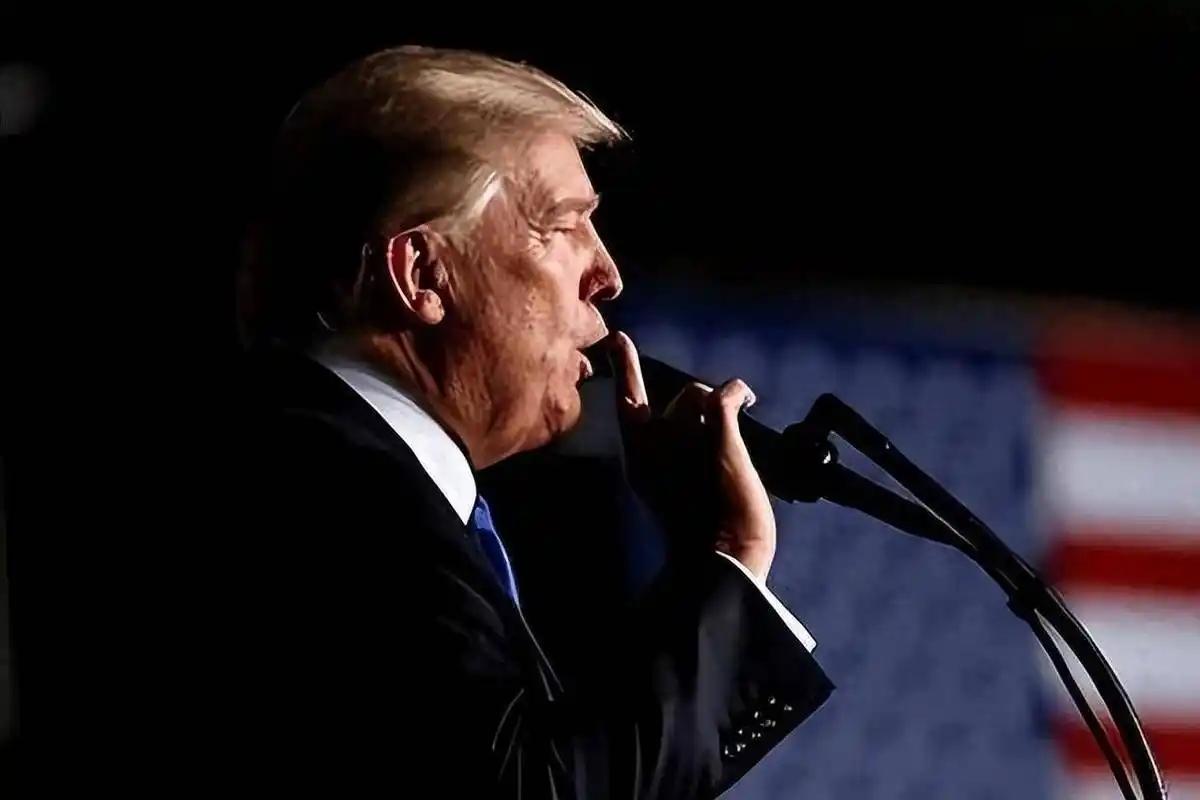 全球能源命脉告急，霍尔木兹海峡航运近乎停摆，国际油价直接冲破百元大关。一位79岁